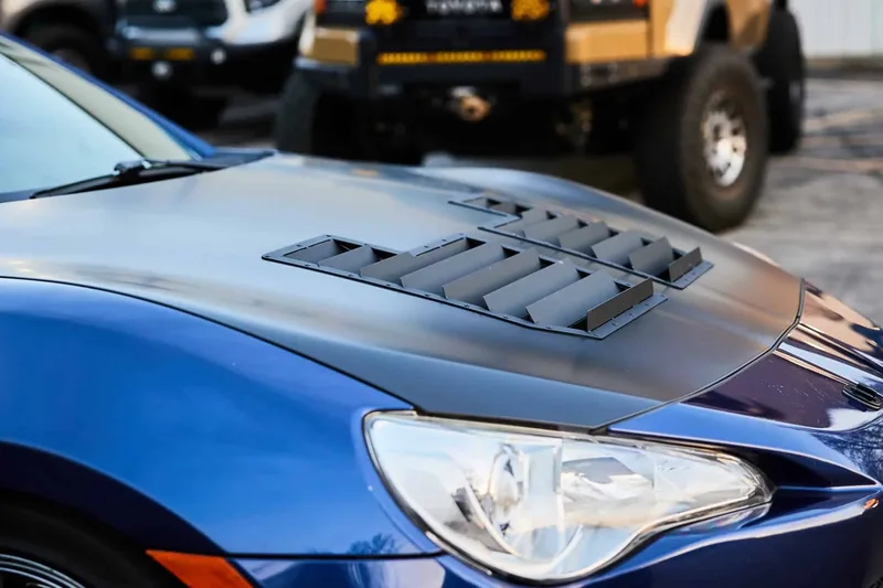 Vented hood louvres for underbonnet heat